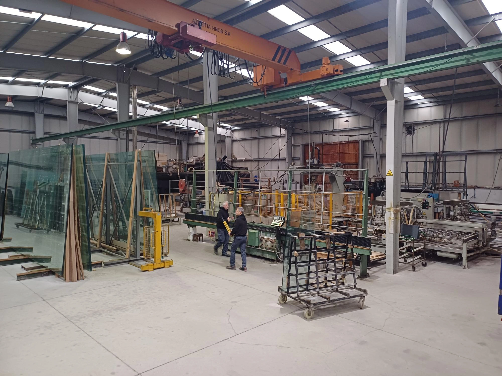 Proyecto acabado con espejo a medida montado en pared